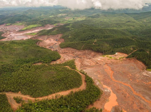 Foto: Damages in the landscape after a dam that was securing mining waste collapsed in Minas Gerais. Photo: Fabio Nascimento