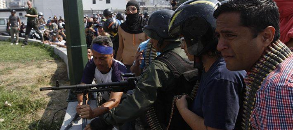 Foto: https://www.laiguana.tv/ En håndfull soldater som støtter opposisjonen forbereder voldelige handlinger i Caracas tirsdag 30. april