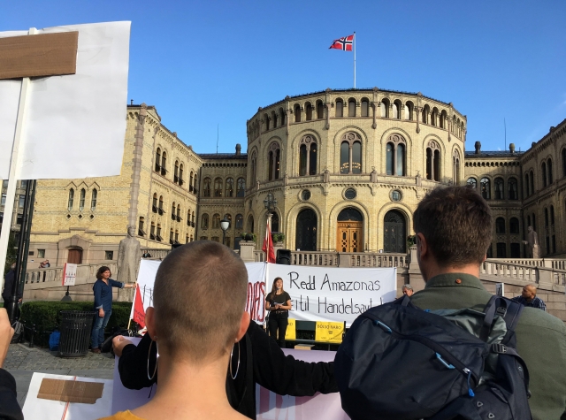 Foto: Demonstrasjon foran Stortinget mot frihandelsavtale med MERCOSUR, 29. august 2019