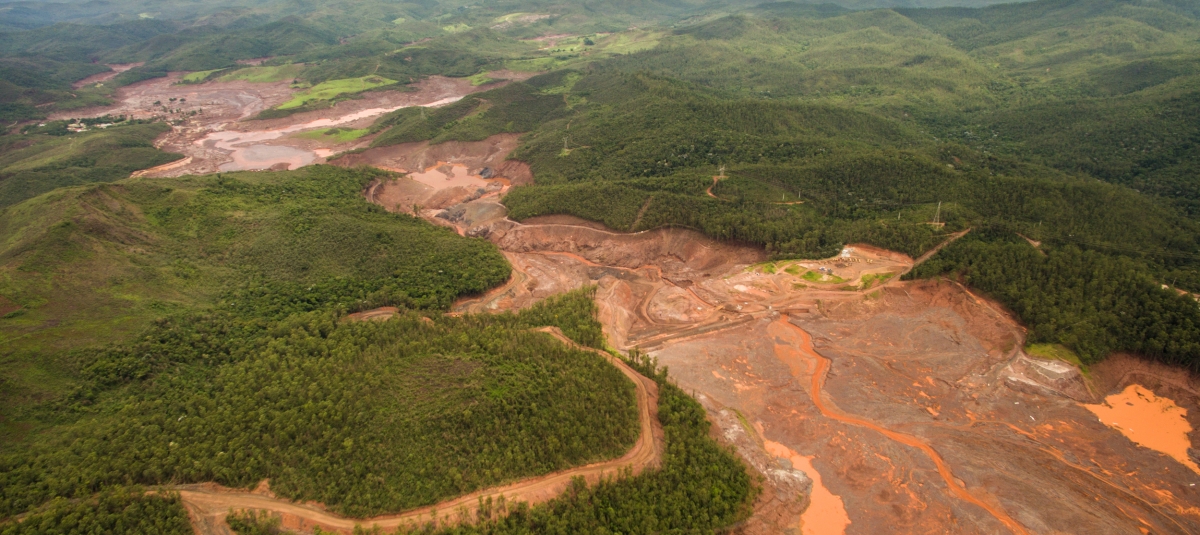 Foto: Damages in the landscape after a dam that was securing mining waste collapsed in Minas Gerais. Photo: Fabio Nascimento