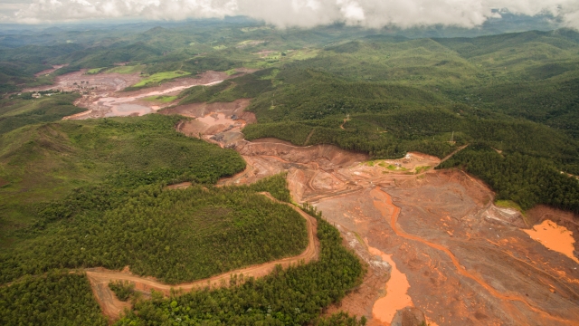Foto: Damages in the landscape after a dam that was securing mining waste collapsed in Minas Gerais. Photo: Fabio Nascimento
