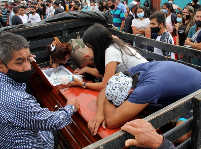 Foto: begravelse av de 9 studentene som ble drept lørdag 15. august