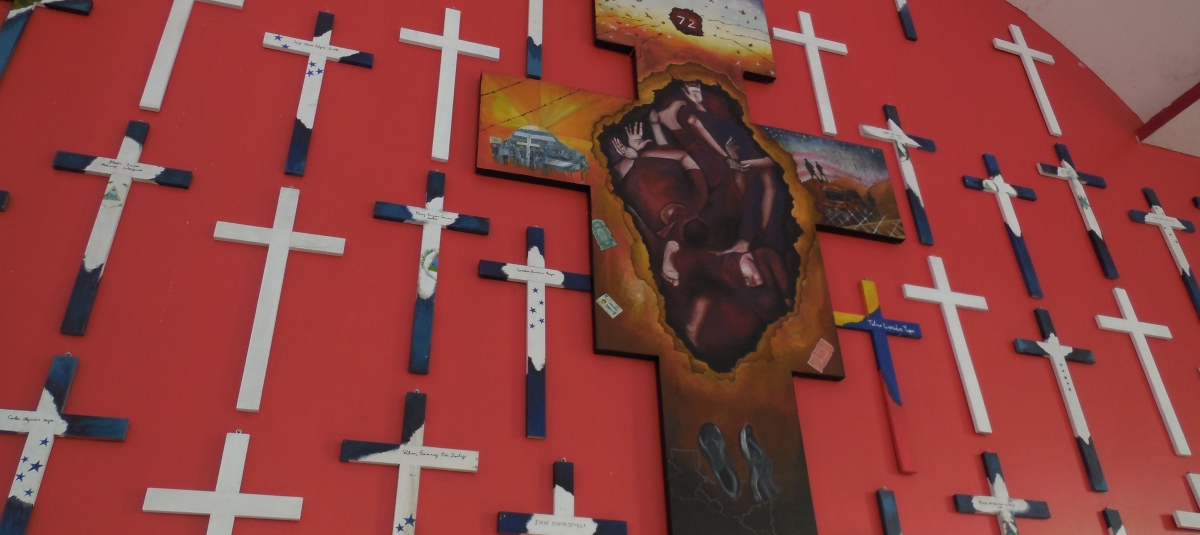 Foto: Minnesmerke for ofrene for Tamapulinasmassakren i 2010, fra kapellet i senteret for migranter “La 72” i Tabasco, México. (Lizbeth Gramajo).