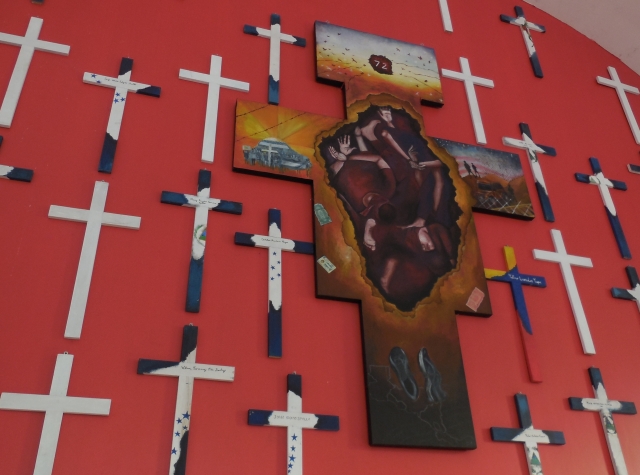 Foto: Minnesmerke for ofrene for Tamapulinasmassakren i 2010, fra kapellet i senteret for migranter “La 72” i Tabasco, México. (Lizbeth Gramajo).