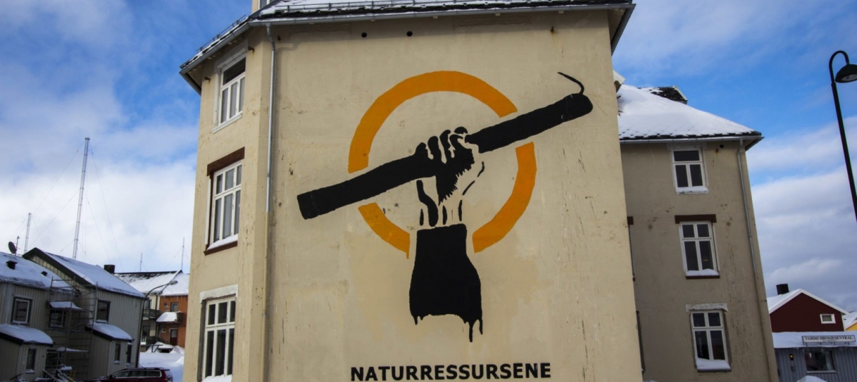 Foto: Kystopprørets symbol er laget av kunstneren Pøbel og malt opp sammen med befolkningen i Vardø. Foto: Asbjørn Nilsen