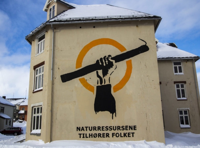 Foto: Kystopprørets symbol er laget av kunstneren Pøbel og malt opp sammen med befolkningen i Vardø. Foto: Asbjørn Nilsen